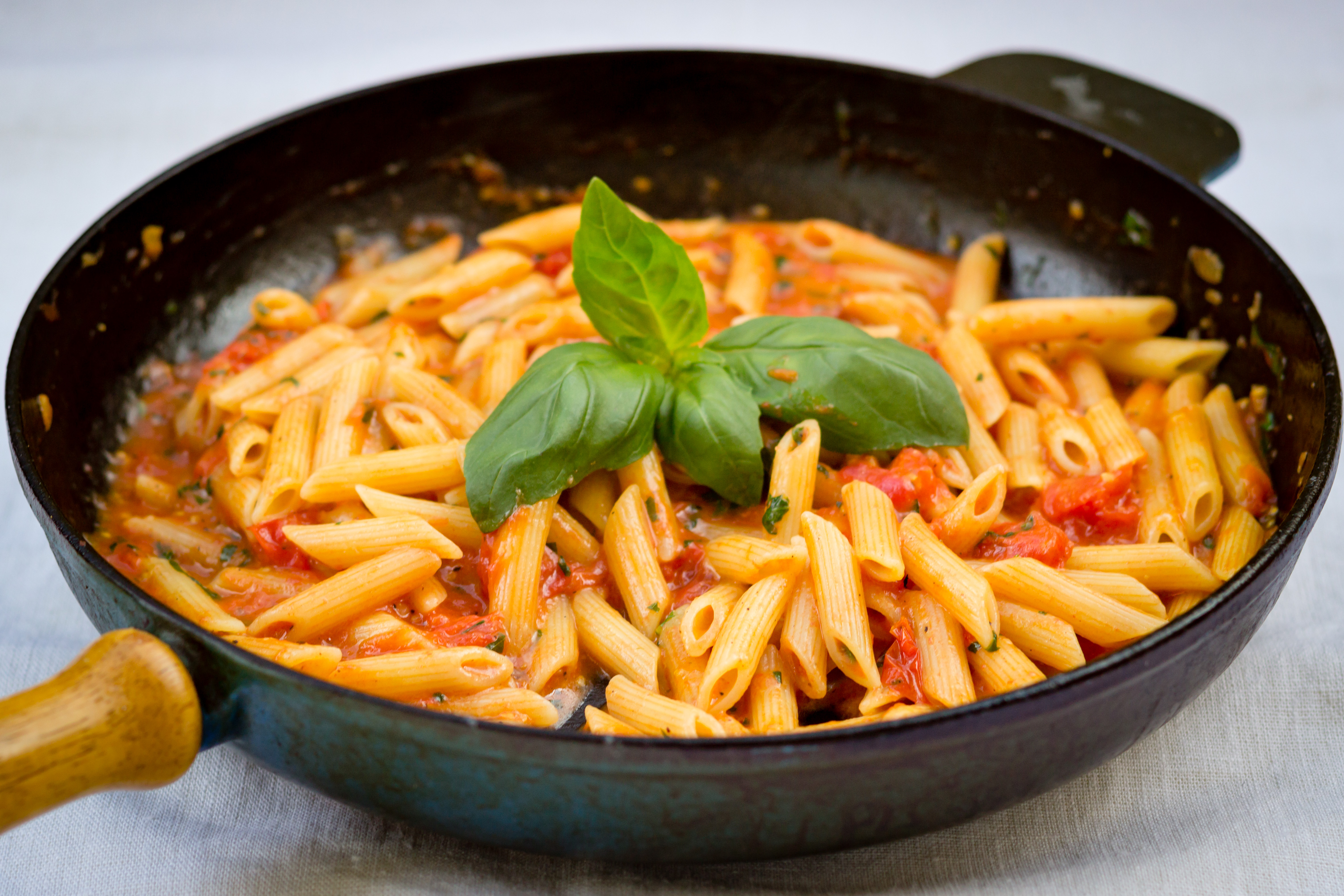 Lättlagat: Pasta med färsk tomatsås – Äta bör man